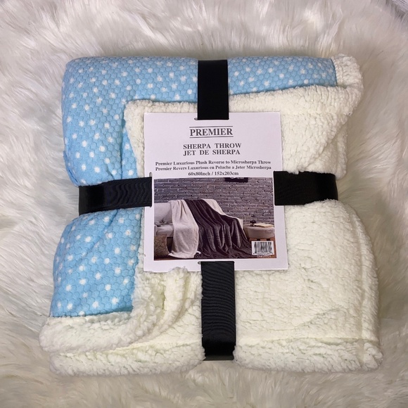 Kate & Co. Other - ✨FINAL STOCK✨Ice Blue Hexagonal Micromink Sherpa Throw